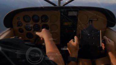 Uçaktaki pilotlar üzerinden bağlantı ağının animasyonu. küresel seyahat ve bağlantılar konsepti dijital olarak oluşturulmuş video.