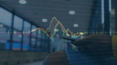 Akıllı telefon kullanan bir adamın veri işleme animasyonu. küresel bağlantılar, dijital arayüz ve teknoloji konsepti dijital olarak oluşturulmuş video.