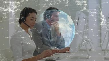 Telefon kulaklığı kullanan iş adamları üzerinden bağlantı ağının ve dünyanın animasyonu. küresel iş, bağlantılar, dijital arayüz ve teknoloji konsepti dijital olarak oluşturulmuş video.