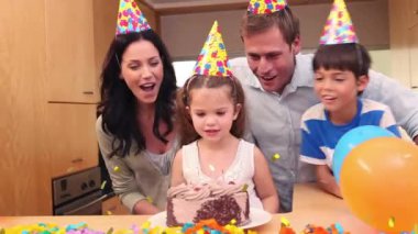 Doğum günü partisinde mutlu bir ailenin üzerine konfetilerin düşüşünün animasyonu. parti, aile ve kutlama konsepti dijital olarak oluşturulmuş video.