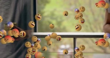 Kafkas bir adamın elinde kahve fincanı tutarken ve evde akıllı telefon kullanırken birden fazla yüz ifadesi var. Sosyal ağ ve teknoloji kavramı