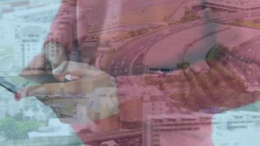 Şehir manzarası üzerinde akıllı telefon kullanan bir adamın animasyonu. küresel iş, bağlantılar, dijital arayüz ve teknoloji konsepti dijital olarak oluşturulmuş video.