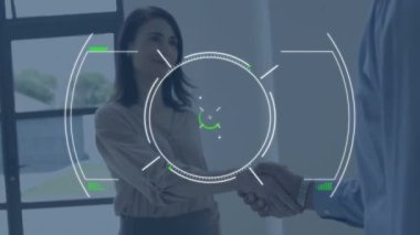 İş adamı tokalaşması üzerinden tarama ve veri işleme animasyonları. küresel iş, başarı, dijital arayüz ve dijital olarak oluşturulan veri işleme kavramı.