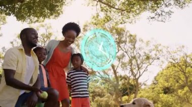 Sonbahar parkında mutlu aile üzerinde ilerleyen saatin animasyonu. Aile hayatı ve mutluluk konsepti dijital olarak oluşturulmuş video.