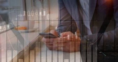 Akıllı telefon kullanarak iş adamının istatistik ve veri işleme animasyonu. küresel iş, veri işleme ve teknoloji konsepti dijital olarak oluşturulmuş video.