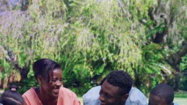 Doğum günü partisinde mutlu aile yerine beyaz lekelerin canlandırılması. parti, aile ve kutlama konsepti dijital olarak oluşturulmuş video.