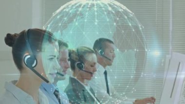 Telefon kulaklığı kullanan iş adamları üzerinden bağlantı ağının ve dünyanın animasyonu. küresel iş, bağlantılar, dijital arayüz ve teknoloji konsepti dijital olarak oluşturulmuş video.
