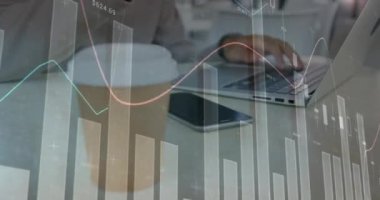 Dizüstü bilgisayarla insan üzerinde istatistik ve veri işleme animasyonu. küresel iş, veri işleme ve teknoloji konsepti dijital olarak oluşturulmuş video.