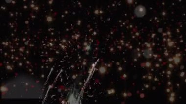 Parlayan noktaların uçuşması ve havai fişeklerin patlaması. parti ve kutlama konsepti dijital olarak oluşturulmuş video.