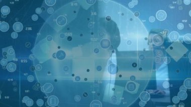 Telefon kulaklığı kullanan iş adamlarının simgeleriyle bağlantı ağının animasyonu. küresel iş, bağlantılar, dijital arayüz ve teknoloji konsepti dijital olarak oluşturulmuş video.