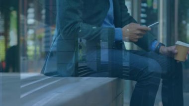 Şehir manzarası üzerinde akıllı telefon kullanan bir adamın animasyonu. küresel iş, iletişim ve finans kavramı dijital olarak oluşturulmuş video.