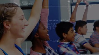 Matematiksel denklemlerin sınıftaki öğrenciler üzerinde canlandırılması. küresel eğitim, bağlantılar, veri işleme ve teknoloji konsepti dijital olarak oluşturulmuş video.