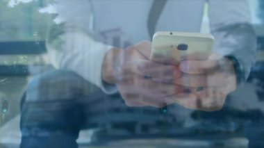 Şehir manzarası üzerinde akıllı telefon kullanan bir adamın animasyonu. küresel iş, bağlantılar, dijital arayüz ve teknoloji konsepti dijital olarak oluşturulmuş video.