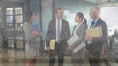 Şehir manzarası üzerinde iş adamı tokalaşmasının animasyonu. küresel iş, başarı ve iletişim konsepti dijital olarak oluşturulmuş video.