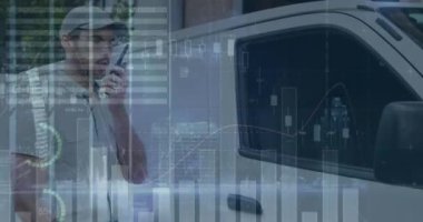 Depodan çıkan teslimatçıyla ilgili finansal veri işleme animasyonu. küresel sevkiyat, dağıtım ve bağlantılar konsepti dijital olarak oluşturulmuş video.