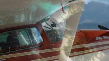 Uçaktaki pilot üzerinden bağlantı ağının animasyonu. küresel seyahat ve bağlantılar konsepti dijital olarak oluşturulmuş video.