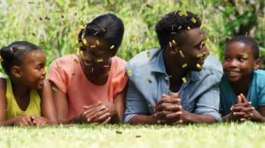 Mutlu aile gülümsemesi üzerine düşen konfeti animasyonu. parti, aile ve kutlama konsepti dijital olarak oluşturulmuş video.