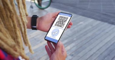 Rastalı bir adam elinde akıllı telefon, inandırıcı aşı sertifikası ve ekranda QR kodu tutuyor. Dijital olarak üretilen 19 salgın konsepti sırasında sağlık, yaşam tarzı, seyahat ve teknoloji.