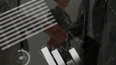 İş adamı tokalaşması üzerine istatistik ve veri işleme animasyonu. küresel iş, başarı, bağlantılar ve dijital arayüz konsepti dijital olarak oluşturulmuş video.