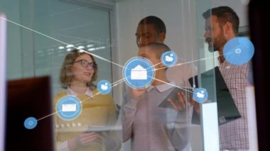 Ofiste cam levha üzerinde tartışan çeşitli ofis meslektaşlarına karşı dijital ikonlar ağı. küresel ağ ve iş teknolojisi kavramı