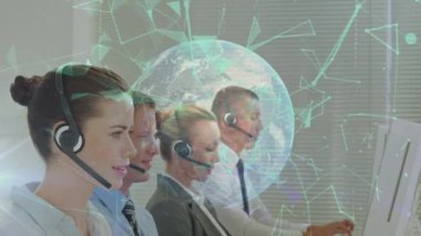 Telefon kulaklığı kullanan iş adamları üzerinden bağlantı ağının ve dünyanın animasyonu. küresel iş, bağlantılar, dijital arayüz ve teknoloji konsepti dijital olarak oluşturulmuş video.