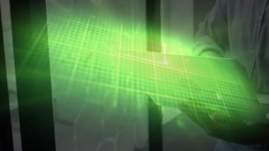 Ofiste dizüstü bilgisayar kullanarak orta kesimdeki insanlara karşı yeşil kalp atış hızı monitörü. tıbbi araştırma ve teknoloji konsepti