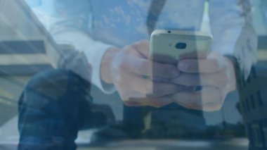Şehir manzarası üzerinde akıllı telefon kullanan bir adamın animasyonu. küresel iş, iletişim ve finans kavramı dijital olarak oluşturulmuş video.