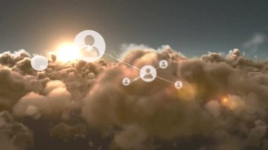 Gökyüzündeki simgelerle bağlantılı ağların animasyonu. küresel çevrimiçi bağlantılar, veri işleme ve dijital arayüz kavramı dijital olarak oluşturulmuş video.