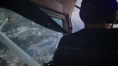 Uçaktaki pilot üzerinden bağlantı ağının animasyonu. küresel seyahat ve bağlantılar konsepti dijital olarak oluşturulmuş video.