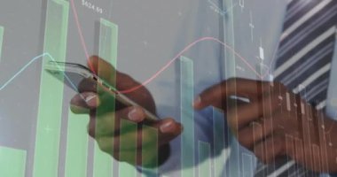 Akıllı telefon kullanarak iş adamının istatistik ve veri işleme animasyonu. küresel iş, veri işleme ve teknoloji konsepti dijital olarak oluşturulmuş video.