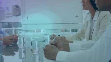 Toplantıda iş adamlarının üzerinde ışıldayan noktaların canlandırılması. küresel iş, finans ve bağlantılar konsepti dijital olarak oluşturulmuş video.