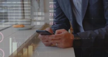Akıllı telefon kullanarak iş adamının istatistik ve veri işleme animasyonu. küresel iş, veri işleme ve teknoloji konsepti dijital olarak oluşturulmuş video.
