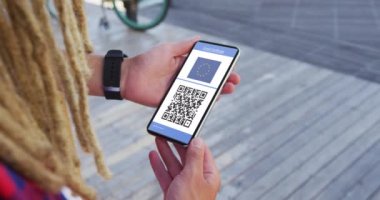 Rastalı adam elinde akıllı telefon, inandırıcı aşı sertifikası, eu bayrağı ve ekranda QR kodu tutuyor. covid 19 konseptinde dijital olarak üretilen sağlık, yaşam tarzı, seyahat ve teknoloji.