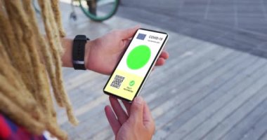 Rastalı adam elinde akıllı telefon, inandırıcı aşı sertifikası, eu bayrağı ve ekranda QR kodu tutuyor. covid 19 konseptinde dijital olarak üretilen sağlık, yaşam tarzı, seyahat ve teknoloji.