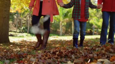 Sonbahar parkında ailenin üzerindeki bulutlar ve oğluyla ev animasyonu. Aile hayatı, sonbahar ve mutluluk konsepti dijital olarak oluşturulmuş video.