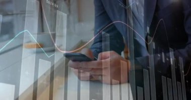 Akıllı telefon kullanarak iş adamının istatistik ve veri işleme animasyonu. küresel iş, veri işleme ve teknoloji konsepti dijital olarak oluşturulmuş video.