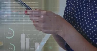 Akıllı telefon kullanan bir iş kadını hakkında istatistik ve veri işleme animasyonu. küresel iş, veri işleme ve teknoloji konsepti dijital olarak oluşturulmuş video.