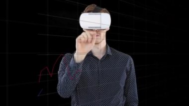 VR kulaklık takan iş adamının taranması ve veri işleme animasyonu. küresel iş, başarı, bağlantılar ve dijital olarak oluşturulmuş video işleme konsepti.