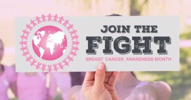 Çeşitli gülümseyen kadınlar grubu üzerinde göğüs kanseri metni bulunan pembe dünya logosu animasyonu. Göğüs kanseri pozitif farkındalık kampanyası konsepti dijital olarak üretildi.