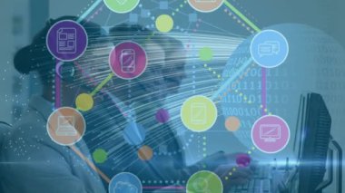 Telefon kulaklığı kullanan iş adamlarının simgeleriyle bağlantı ağının animasyonu. küresel iş, bağlantılar, dijital arayüz ve teknoloji konsepti dijital olarak oluşturulmuş video.