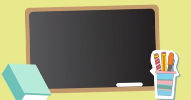 Tahta üzerinde okula dönüş metninin canlandırması ve sarı arkaplanda okul ögeleri simgeleri. okul, eğitim ve öğrenim konsepti dijital olarak oluşturulmuş video.