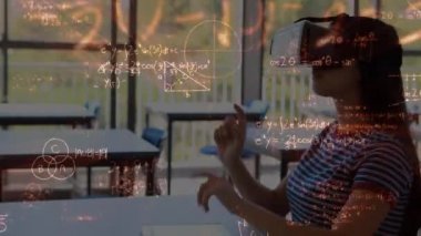 İlkokulda VR kulaklık takan beyaz bir kıza karşı yüzen matematiksel denklemler. Okula ve eğitim konseptine dönüş
