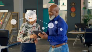 Ofiste dijital tablet kullanan iş adamı ve iş kadını üzerindeki dijital simgeler ağı. küresel ağ ve iş teknolojisi kavramı