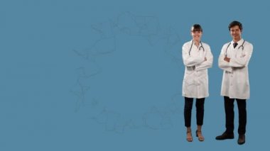 Kafkas erkek ve kadın doktorların gülümseyen portresinin üzerinde yüzen soyut geometrik yapılar. tıbbi araştırma ve bilim teknolojisi kavramı