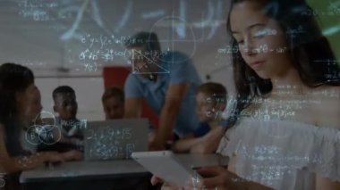 İlkokulda dijital tablet kullanan beyaz bir kıza karşı yüzen matematiksel denklemler. Okula ve eğitim konseptine dönüş