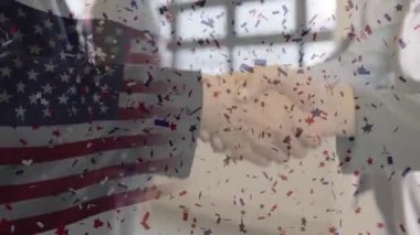 Amerikan bayrağından düşen konfetilerin ve iş adamlarının el sıkışmasının animasyonu. Kutlama, bağımsızlık ve Amerikan geleneği konsepti dijital olarak oluşturulmuş video.