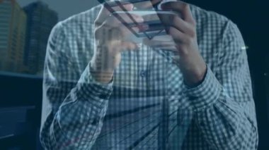 Şehir manzarası üzerinde akıllı telefon kullanan bir adamın animasyonu. küresel iş, iletişim ve finans kavramı dijital olarak oluşturulmuş video.