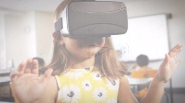 Matematiksel denklemlerin vr kulaklık takan liseli kız üzerinde canlandırılması. küresel eğitim, bağlantılar, veri işleme ve teknoloji konsepti dijital olarak oluşturulmuş video.