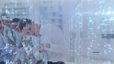 Gülümseyen iş adamlarının ip çekerken yanıp sönen parlak noktaların animasyonu. küresel iş, finans ve bağlantılar konsepti dijital olarak oluşturulmuş video.