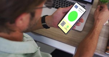 Masada elinde akıllı telefon, elinde komando aşısı sertifikası, eu bayrağı ve QR kodu olan bir adam var. covid 19 salgın sırasında dijital olarak üretilen video sırasında sağlık, yaşam tarzı, seyahat ve teknoloji.